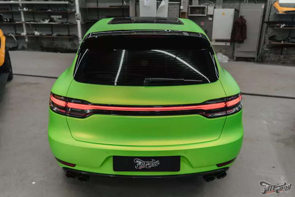 Оклеили Porsche Macan ярко-салатовым винилом и забронировали матовым полиуретаном, окрасили диски в черный глянец, установили ремни безопасности в цвет пленки (напечатали цвет!)